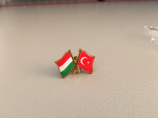 Két zászlós kitűzők